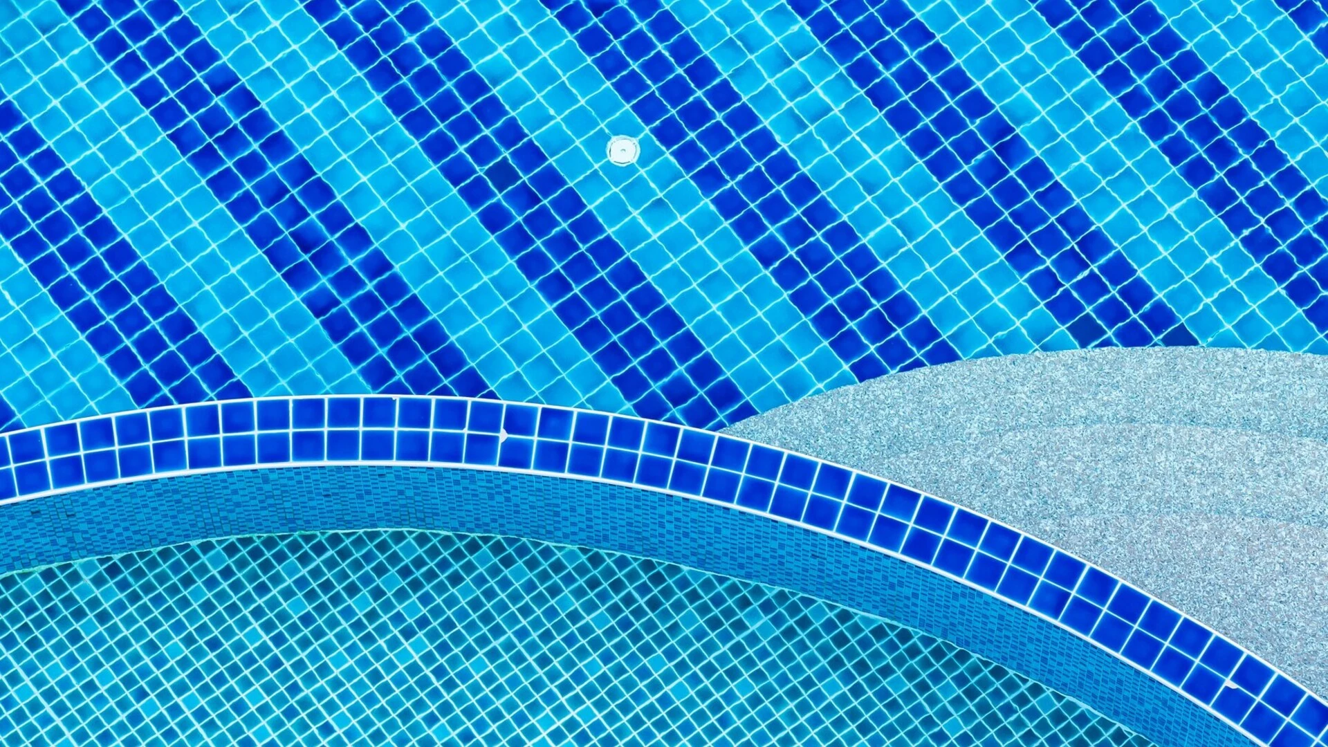 Dán gạch bể bơi: Quy trình chuẩn kỹ thuật và lưu ý khi thi công